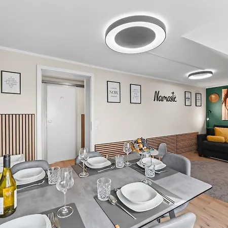 Namaste Homes - Mit Balkon - Garage Apartament *