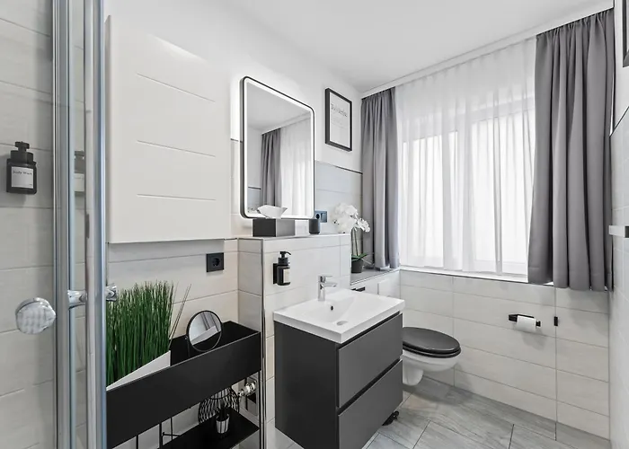 Namaste Homes - Mit Balkon - Garage Apartament *